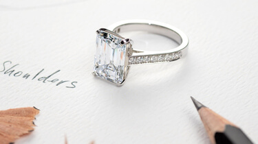 Set with Diamond Shoulders