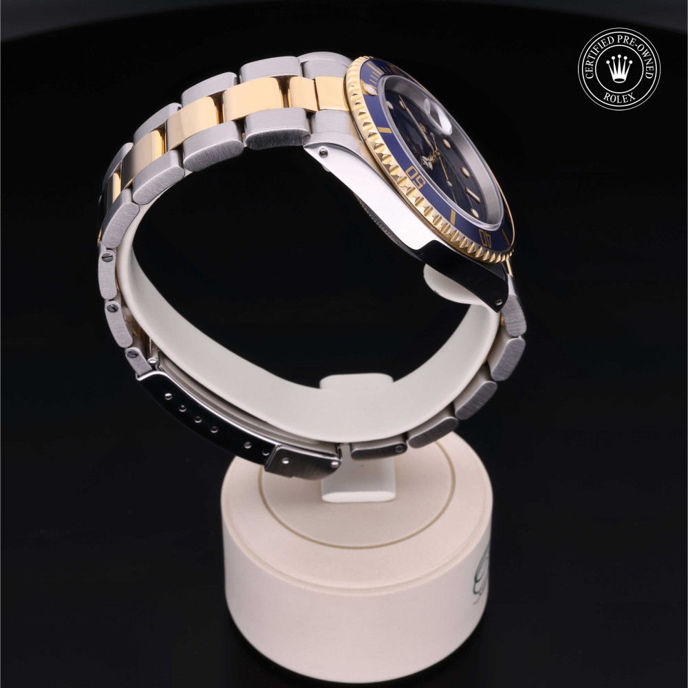 rolex-certified-pre-owned-Submariner Date-40 mm-Yellow Rolesor-1994-M16613-0012
