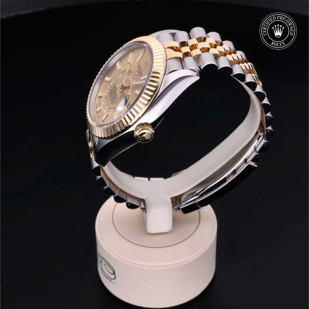 rolex-certified-pre-owned-Sky-Dweller-42 mm-Yellow Rolesor-2022-M326933-0004