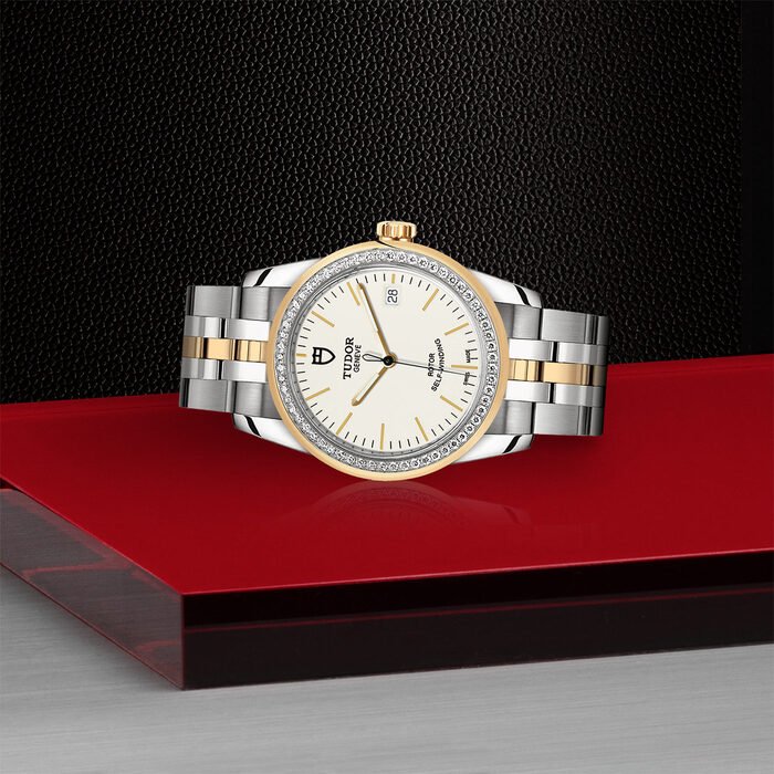 TUDOR Glamour Date